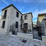La Petite Mansion, Next To The Center! فولوس