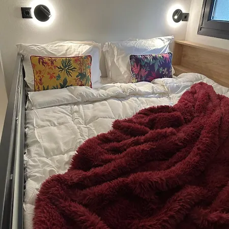 La Petite Mansion, Next To The Center! Golos